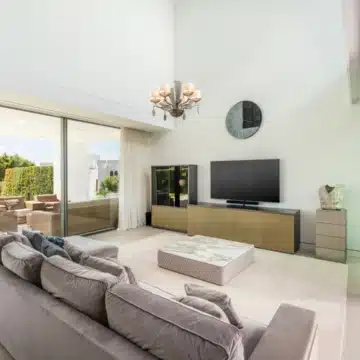 Semi-detached villa with panoramic sea views in the heart of Nueva Andalucía, Marbella Picture 8