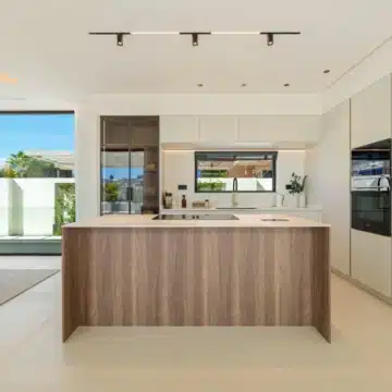 Luxury 5 bedroom villa with sleek architecture in Linda Vista Baja, San Pedro de Alcántara Picture 11