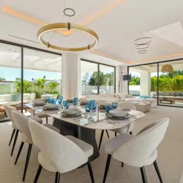 Luxury 5 bedroom villa with sleek architecture in Linda Vista Baja, San Pedro de Alcántara Picture 13