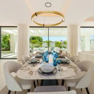 Luxury 5 bedroom villa with sleek architecture in Linda Vista Baja, San Pedro de Alcántara Picture 14