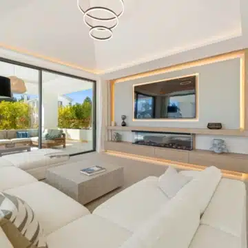 Luxury 5 bedroom villa with sleek architecture in Linda Vista Baja, San Pedro de Alcántara Picture 1