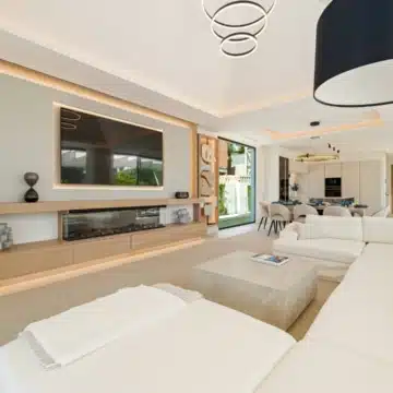 Luxury 5 bedroom villa with sleek architecture in Linda Vista Baja, San Pedro de Alcántara Picture 15