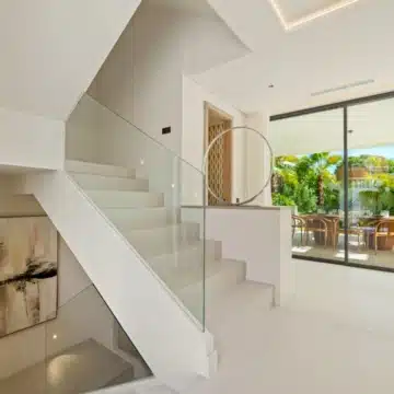 Luxury 5 bedroom villa with sleek architecture in Linda Vista Baja, San Pedro de Alcántara Picture 17