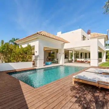 Luxury 5 bedroom villa with sleek architecture in Linda Vista Baja, San Pedro de Alcántara Picture 0