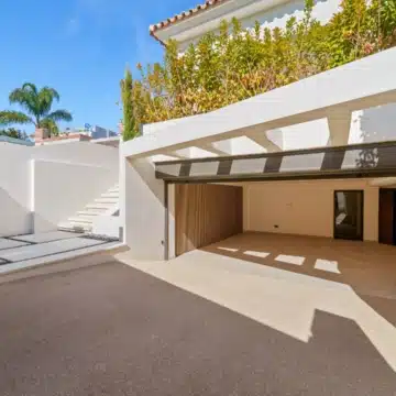 Luxury 5 bedroom villa with sleek architecture in Linda Vista Baja, San Pedro de Alcántara Picture 30