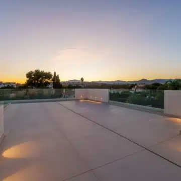 Luxury 5 bedroom villa with sleek architecture in Linda Vista Baja, San Pedro de Alcántara Picture 38