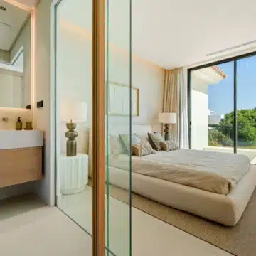 Luxury 5 bedroom villa with sleek architecture in Linda Vista Baja, San Pedro de Alcántara Picture 2