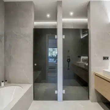 Three bedroom apartment located near the Sierra Blanca mountain range in the prestigious Altos Reales Picture 11