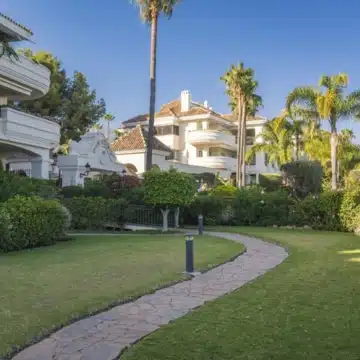 Three bedroom apartment located near the Sierra Blanca mountain range in the prestigious Altos Reales Picture 45