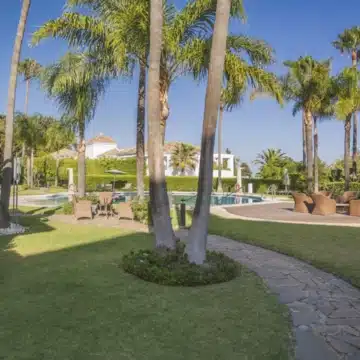 Three bedroom apartment located near the Sierra Blanca mountain range in the prestigious Altos Reales Picture 47