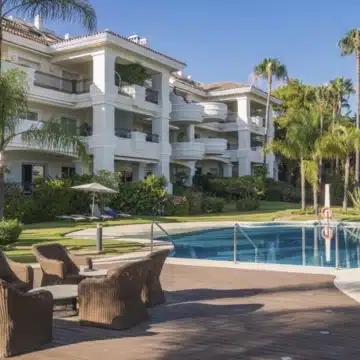 Three bedroom apartment located near the Sierra Blanca mountain range in the prestigious Altos Reales Picture 7