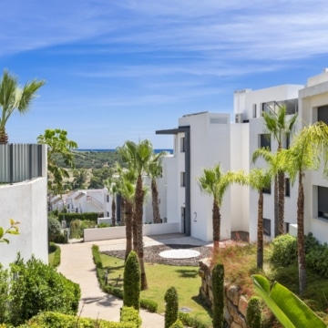 Ground-floor two bedroom apartment located in the sought-after Mirador del Golf, Estepona Picture 1