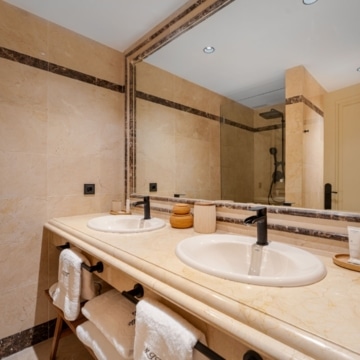 Elegant three-bedroom apartment in Montebello Hills, an exclusive private community in Sierra Blanca Picture 17