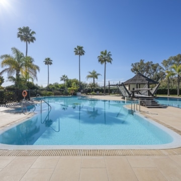 Newly renovated groundfloor apartment in the beachfront community of Bahia del Velerin, Estepona Picture 38