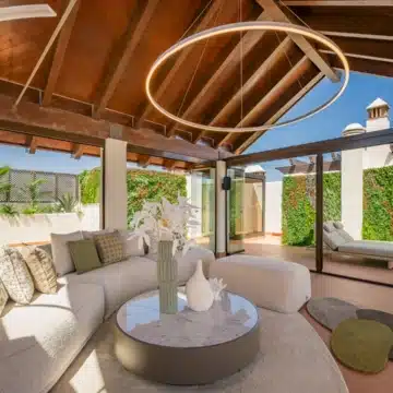 Meticulously renovated beachfront penthouse that epitomizes luxury coastal living in Bahia del Velerin, Estepona Picture 14