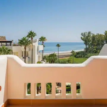 Meticulously renovated beachfront penthouse that epitomizes luxury coastal living in Bahia del Velerin, Estepona Picture 29