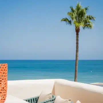 Meticulously renovated beachfront penthouse that epitomizes luxury coastal living in Bahia del Velerin, Estepona Picture 31