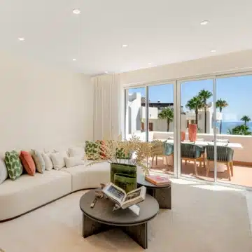 Meticulously renovated beachfront penthouse that epitomizes luxury coastal living in Bahia del Velerin, Estepona Picture 15