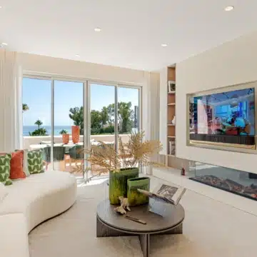 Meticulously renovated beachfront penthouse that epitomizes luxury coastal living in Bahia del Velerin, Estepona Picture 7