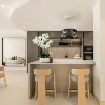 Meticulously renovated beachfront penthouse that epitomizes luxury coastal living in Bahia del Velerin, Estepona Picture 6