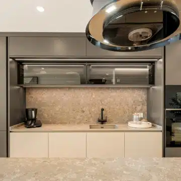 Meticulously renovated beachfront penthouse that epitomizes luxury coastal living in Bahia del Velerin, Estepona Picture 36