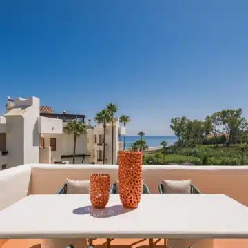 Meticulously renovated beachfront penthouse that epitomizes luxury coastal living in Bahia del Velerin, Estepona Picture 22