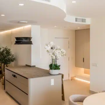 Meticulously renovated beachfront penthouse that epitomizes luxury coastal living in Bahia del Velerin, Estepona Picture 13