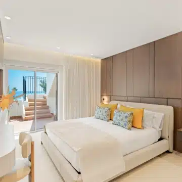 Meticulously renovated beachfront penthouse that epitomizes luxury coastal living in Bahia del Velerin, Estepona Picture 5
