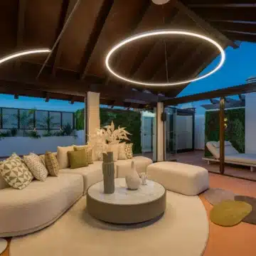 Meticulously renovated beachfront penthouse that epitomizes luxury coastal living in Bahia del Velerin, Estepona Picture 3