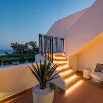 Meticulously renovated beachfront penthouse that epitomizes luxury coastal living in Bahia del Velerin, Estepona Picture 54