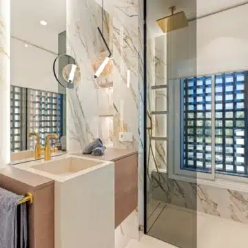 Meticulously renovated beachfront penthouse that epitomizes luxury coastal living in Bahia del Velerin, Estepona Picture 55