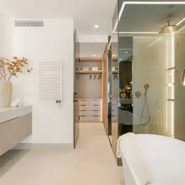 Meticulously renovated beachfront penthouse that epitomizes luxury coastal living in Bahia del Velerin, Estepona Picture 57