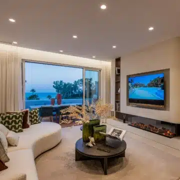 Meticulously renovated beachfront penthouse that epitomizes luxury coastal living in Bahia del Velerin, Estepona Picture 11