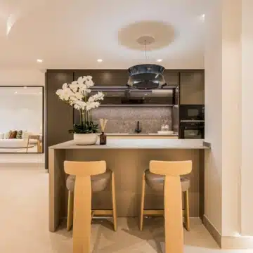 Meticulously renovated beachfront penthouse that epitomizes luxury coastal living in Bahia del Velerin, Estepona Picture 12