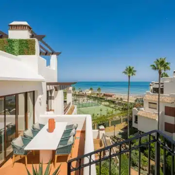 Meticulously renovated beachfront penthouse that epitomizes luxury coastal living in Bahia del Velerin, Estepona Picture 25