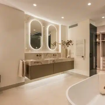 Meticulously renovated beachfront penthouse that epitomizes luxury coastal living in Bahia del Velerin, Estepona Picture 9