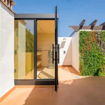 Meticulously renovated beachfront penthouse that epitomizes luxury coastal living in Bahia del Velerin, Estepona Picture 26