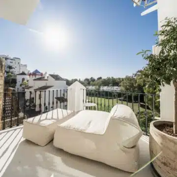 Newly renovated 3-bedroom duplex apartment in La Quinta, Benahavis Picture 3