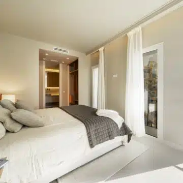 Newly renovated 3-bedroom duplex apartment in La Quinta, Benahavis Picture 8