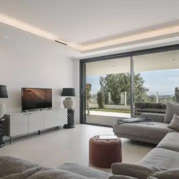 Stunning ground-floor apartment in the highly sought-after community of Azahar de Marbella, Nueva Andalucia Picture 3