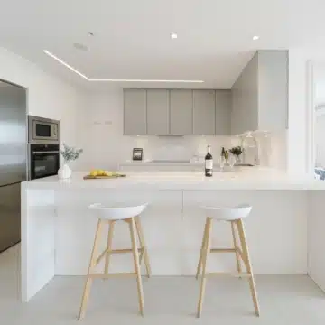 Stunning ground-floor apartment in the highly sought-after community of Azahar de Marbella, Nueva Andalucia Picture 1