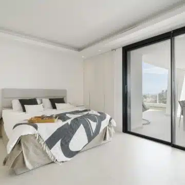 Stunning ground-floor apartment in the highly sought-after community of Azahar de Marbella, Nueva Andalucia Picture 18