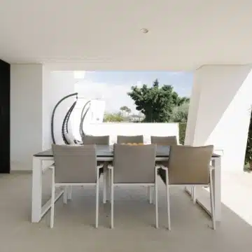 Stunning ground-floor apartment in the highly sought-after community of Azahar de Marbella, Nueva Andalucia Picture 5