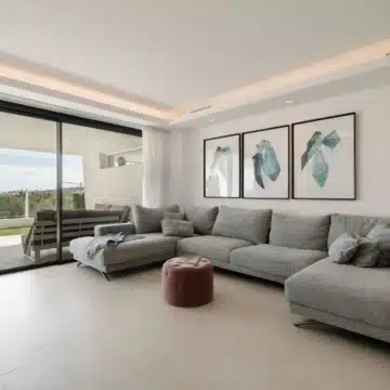 Stunning ground-floor apartment in the highly sought-after community of Azahar de Marbella, Nueva Andalucia Picture 4