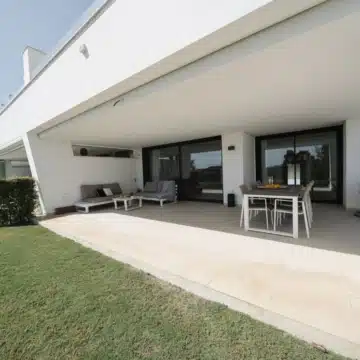 Stunning ground-floor apartment in the highly sought-after community of Azahar de Marbella, Nueva Andalucia Picture 16