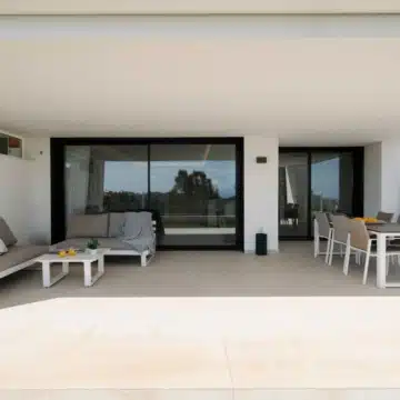 Stunning ground-floor apartment in the highly sought-after community of Azahar de Marbella, Nueva Andalucia Picture 17