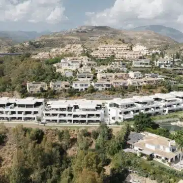 Stunning ground-floor apartment in the highly sought-after community of Azahar de Marbella, Nueva Andalucia Picture 31