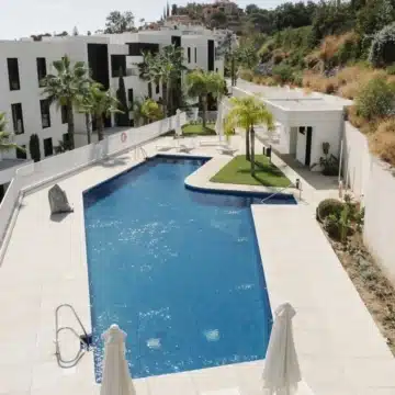 Stunning ground-floor apartment in the highly sought-after community of Azahar de Marbella, Nueva Andalucia Picture 2