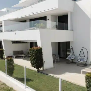 Stunning ground-floor apartment in the highly sought-after community of Azahar de Marbella, Nueva Andalucia Picture 0