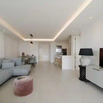 Stunning ground-floor apartment in the highly sought-after community of Azahar de Marbella, Nueva Andalucia Picture 12